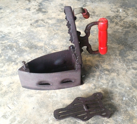 เตารีดโบราณ สภาพดีครบๆ หายากแล้ว ใช้งานได้ดีครับ