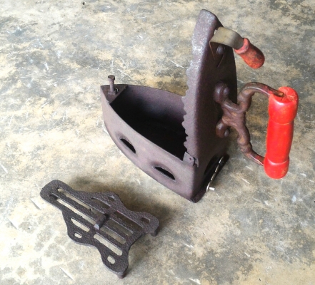 เตารีดโบราณ สภาพดีครบๆ หายากแล้ว ใช้งานได้ดีครับ