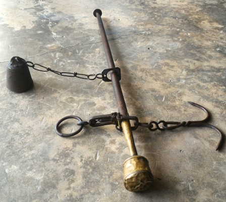 ตาชั่งทองเหลืองแท้ ตัวที่ 1 ลดราคา 999 บ. เป็นของโบราณสภาพครบใช้งานได้ดี