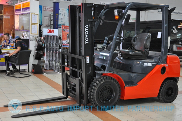 ขายรถโฟล์คลิฟท์มือสอง TOYOTA รุ่น 8FD25-34255 ราคา 580,000 บาท นำเข้าจากประเทศญี่ปุ่น 100\% ไม่เคยใช้งานในไทย