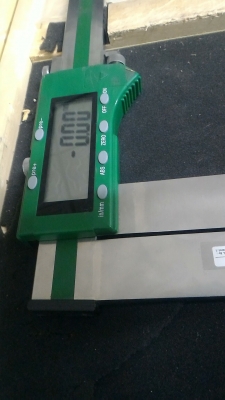 เวอร์เนียดิจิตอลขนาดใหญ่มากๆ ยี่ห้อ INSIZE ระยะการทำงาน 1106 มม. ( 1เมตร 10 ซม. )แสดงผลเป็นตัวเลย LCD สีดำ ขนาดใหญ่ทศนิยม 2 ตำแหน่