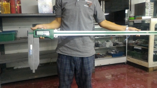 เวอร์เนียดิจิตอลขนาดใหญ่มากๆ ยี่ห้อ INSIZE ระยะการทำงาน 1106 มม. ( 1เมตร 10 ซม. )แสดงผลเป็นตัวเลย LCD สีดำ ขนาดใหญ่ทศนิยม 2 ตำแหน่