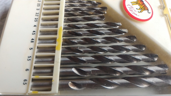 ชุดดอกสว่านเจาะเป็นแบบ มิล ยี่ห้อ TIGER  เป็นชุดมี 13 ดอก เรืมที่ 1.5 - 6.5 มม.