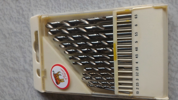 ชุดดอกสว่านเจาะเป็นแบบ มิล ยี่ห้อ TIGER  เป็นชุดมี 13 ดอก เรืมที่ 1.5 - 6.5 มม.