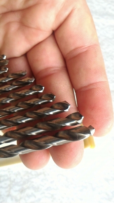 ชุดดอกสว่านเจาะเป็นแบบ มิล ยี่ห้อ TIGER  เป็นชุดมี 13 ดอก เรืมที่ 1.5 - 6.5 มม.