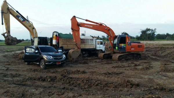 ขาย 1,350,000 HITACHI ZX 200-1เครื่องดีปั้มแรงเอวแน่นช่วงล่างสวยรถพร้อมใช้เอกสารพร้อมโอน 090-772-3710 090-772-3708