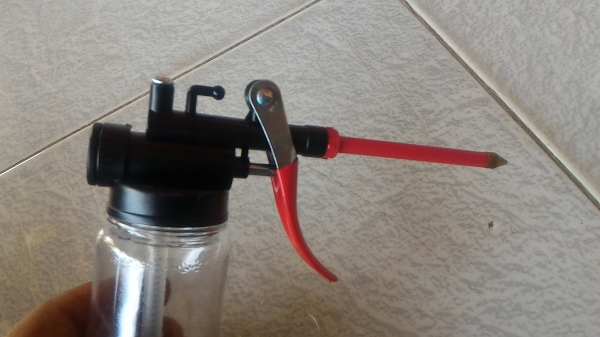 กาหยอดน้ำมันใส่ ยี่ห้อ YATO เป็นแบบมีก้านบีด ก้านหยอดยาวเล็กเข้าถึงที่เล็กๆได้ง่าย