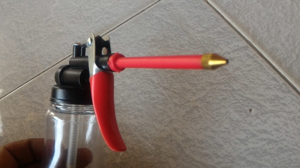 กาหยอดน้ำมันใส่ ยี่ห้อ YATO เป็นแบบมีก้านบีด ก้านหยอดยาวเล็กเข้าถึงที่เล็กๆได้ง่าย