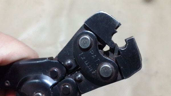 คีมย้ำหางปลา Izumi