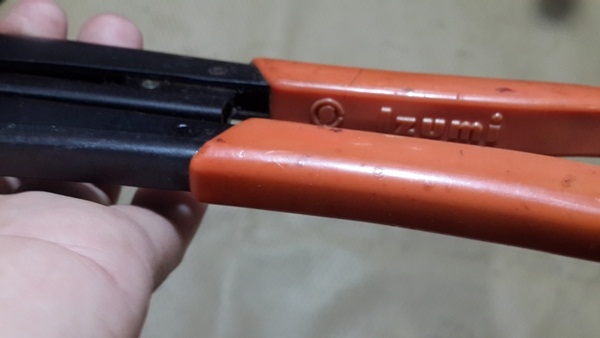 คีมย้ำหางปลา Izumi