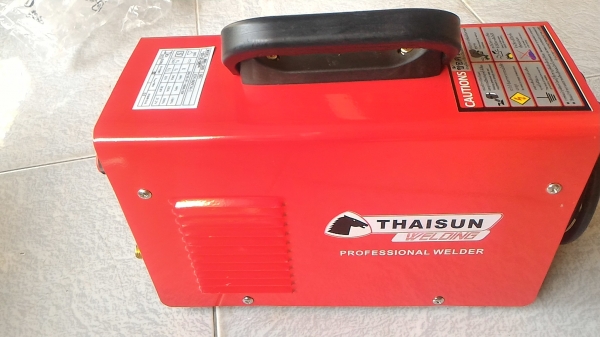 เครื่องเชื่อมพกพา แต่กระแสเชื่อมสูงมาก กว่าตัวใหญๆ ยี่ห้อ THAISUN ขนาดถึง  300 A. เป็นระบบ Inverter Welder จ่ายไฟฟ้าเชื่อมเป็นแบบ DC