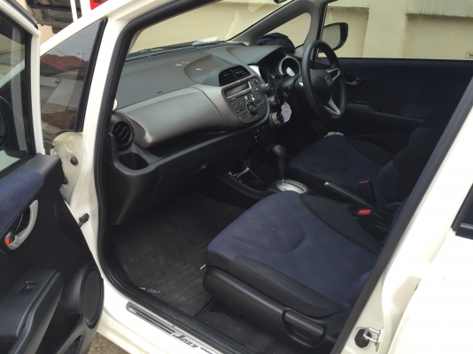 รถคุณพยาบาลใช้ฝากขายมือเดียวป้ายแดงปี2011 วิ่งแค่ หกหมื่นกว่าโล สภาพดีมากเพราะไม่ค่อยได้ใช้ ติดแก๊สแล้วversus อย่างดีมีประกัน ขายดาวน์ 30,000บาท ผ่อนต่อ 8,860*63งวด