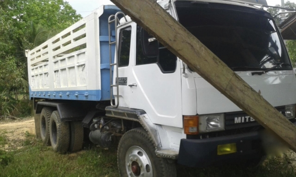 รถมิตซู 10 ล้อดั้ม FN225K  190 แรงม้า. ปี 27.     สนใจติดต่อ  081 - 6079515