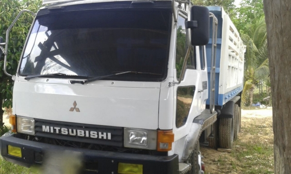 รถมิตซู 10 ล้อดั้ม FN225K  190 แรงม้า. ปี 27.     สนใจติดต่อ  081 - 6079515