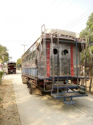 ขายรถ6ล้อโดยสาร NPR115แรง เกียร์สั้น ยาว4.30เมตร หลังคากระจกสวย พร้อมใช้งาน เอกสารพร้อมโอน ราคา430,000 สนใจโทร 090-8588220คุณนะ 093-3258446คุณบิว หรือเข้าดูสินค้าอื่นๆได้ที่ www.truck.in.th/498 หรือเพจFacebook ณรงค์ ซื้อขายรถมือสอง (เว็บไซต์ส่วนตัว) หรือF