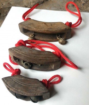 กระดึง กระโล๊ก กระฮอก แขนวคอวัวควาย เนื้อไม้เก่าแกะมือ 3 อัน กลางไปถึงเล็ก