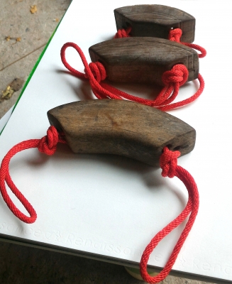 กระดึง กระโล๊ก กระฮอก แขนวคอวัวควาย เนื้อไม้เก่าแกะมือ 3 อัน กลางไปถึงเล็ก