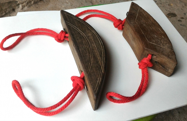 กระดึง กระโล๊ก กระฮอก แขนวคอวัวควาย เนื้อไม้เก่าแกะมือ 3 อัน กลางไปถึงเล็ก