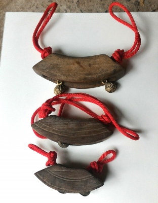 กระดึง กระโล๊ก กระฮอก แขนวคอวัวควาย เนื้อไม้เก่าแกะมือ 3 อัน กลางไปถึงเล็ก