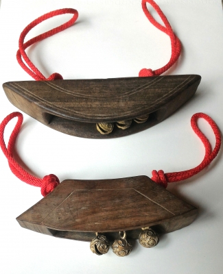 กระดึง กระโล๊ก กระฮอก แขนวคอวัวควาย เนื้อไม้เก่าแกะมือ 2 อันใหญ่