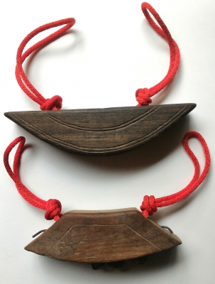 กระดึง กระโล๊ก กระฮอก แขนวคอวัวควาย เนื้อไม้เก่าแกะมือ 2 อันใหญ่