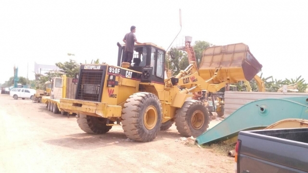 ขายรถตักล้อยาง CAT-950-Fสภาพสวยต่อแขนแล้วภายในเก๋งสวยเหลือเก็บบอดี้แผงข้างตัวรถ