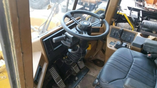 ขายรถตักล้อยาง CAT-950-Fสภาพสวยต่อแขนแล้วภายในเก๋งสวยเหลือเก็บบอดี้แผงข้างตัวรถ