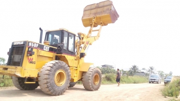 ขายรถตักล้อยาง CAT-950-Fสภาพสวยต่อแขนแล้วภายในเก๋งสวยเหลือเก็บบอดี้แผงข้างตัวรถ