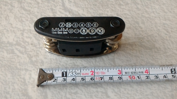 ชุดเครื่องมือ ( ตืดรถจักรยาน )พกพาเอนกประสงค์ 14 อย่าง มีลูกบล็อก 3 ตัว ประแจ L เบอร์ 2 - 6 มม. ประแจ ปากตาย เบอร์ 8 , 10 , 15  และไขควงอีกสอง ติดตัวไว้ซ่อมอะไรต่างๆ เช่น จักรยาน มอเตอร์ไซค์ รถยนต์