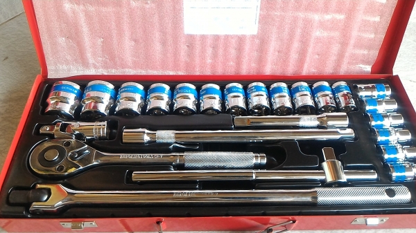 ชุดประแจบล็อก EURO KING TOOLS เยรมัน อย่างดี 24 ชิ้น  ข้อต่อสวมขนาด 1/2 นิ้ว ชุดประแจจับขันขนาดใหญ่แข็งแรง เนื้อโลหะอย่างดีชุบผิว บรรจุในกล่องเหล็กจัดเป็นช่องๆ