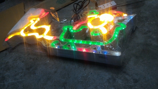 ไฟประดับตกแต่งทำเป็นรูปทรงกวางลากเลื่อน กระพริบมีลูกเล่นต่างๆ ใว้ตกแต่งภายในร้านตัวอาคารให้เป็นจุดเด่นน่าสนใน ขนาดรูปทรงใหญ่ มองเห็นชัด แปลกใหม่ ใช้ไฟ 100 - 220 V. ได้