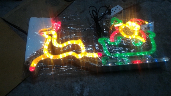 ไฟประดับตกแต่งทำเป็นรูปทรงกวางลากเลื่อน กระพริบมีลูกเล่นต่างๆ ใว้ตกแต่งภายในร้านตัวอาคารให้เป็นจุดเด่นน่าสนใน ขนาดรูปทรงใหญ่ มองเห็นชัด แปลกใหม่ ใช้ไฟ 100 - 220 V. ได้