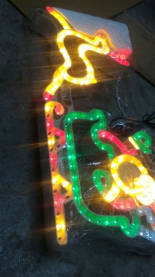 ไฟประดับตกแต่งทำเป็นรูปทรงกวางลากเลื่อน กระพริบมีลูกเล่นต่างๆ ใว้ตกแต่งภายในร้านตัวอาคารให้เป็นจุดเด่นน่าสนใน ขนาดรูปทรงใหญ่ มองเห็นชัด แปลกใหม่ ใช้ไฟ 100 - 220 V. ได้