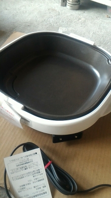 กะทะไฟฟ้าของใหม่ รูปทรงสี่เหลี่ยม จากญี่ปุ่น ยี่ห้อ HITACHI ตัวกะทะเคลื่อบอย่างดีแข็งแรงกว่ากะทะทั่วไป ปรับระดับความร้อนได้ตามต้องการ