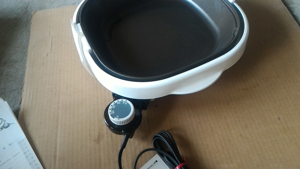 กะทะไฟฟ้าของใหม่ รูปทรงสี่เหลี่ยม จากญี่ปุ่น ยี่ห้อ HITACHI ตัวกะทะเคลื่อบอย่างดีแข็งแรงกว่ากะทะทั่วไป ปรับระดับความร้อนได้ตามต้องการ