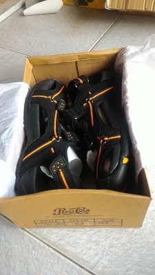 รองเท้าใหม่ใส่สบายๆ ยี่ห้อ PEPSI - COLA ส่วนพื้นและส่วนสวมเท้าหล่อฉีดเข้าด้วยกันทำให้ทน (มี 50 กล่อง)