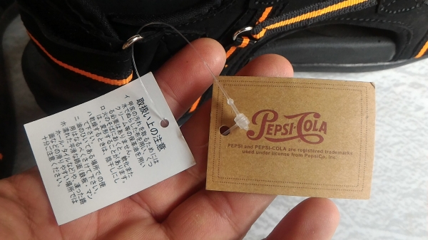 รองเท้าใหม่ใส่สบายๆ ยี่ห้อ PEPSI - COLA ส่วนพื้นและส่วนสวมเท้าหล่อฉีดเข้าด้วยกันทำให้ทน (มี 50 กล่อง)