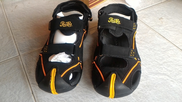 รองเท้าใหม่ใส่สบายๆ ยี่ห้อ PEPSI - COLA ส่วนพื้นและส่วนสวมเท้าหล่อฉีดเข้าด้วยกันทำให้ทน (มี 50 กล่อง)