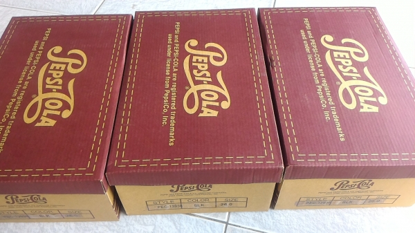 รองเท้าใหม่ใส่สบายๆ ยี่ห้อ PEPSI - COLA ส่วนพื้นและส่วนสวมเท้าหล่อฉีดเข้าด้วยกันทำให้ทน (มี 50 กล่อง)