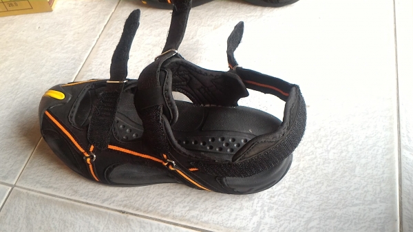 รองเท้าใหม่ใส่สบายๆ ยี่ห้อ PEPSI - COLA ส่วนพื้นและส่วนสวมเท้าหล่อฉีดเข้าด้วยกันทำให้ทน (มี 50 กล่อง)