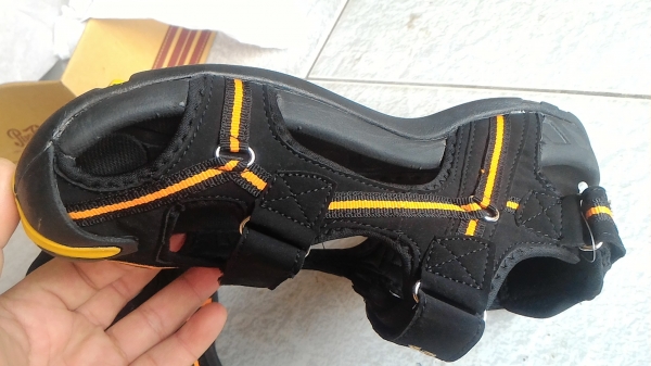 รองเท้าใหม่ใส่สบายๆ ยี่ห้อ PEPSI - COLA ส่วนพื้นและส่วนสวมเท้าหล่อฉีดเข้าด้วยกันทำให้ทน (มี 50 กล่อง)