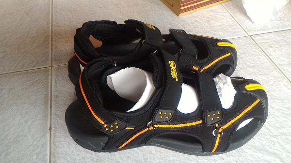 รองเท้าใหม่ใส่สบายๆ ยี่ห้อ PEPSI - COLA ส่วนพื้นและส่วนสวมเท้าหล่อฉีดเข้าด้วยกันทำให้ทน (มี 50 กล่อง)