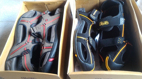 รองเท้าใหม่ใส่สบายๆ ยี่ห้อ PEPSI - COLA ส่วนพื้นและส่วนสวมเท้าหล่อฉีดเข้าด้วยกันทำให้ทน (มี 50 กล่อง)