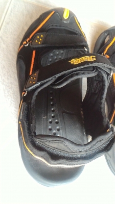 รองเท้าใหม่ใส่สบายๆ ยี่ห้อ PEPSI - COLA ส่วนพื้นและส่วนสวมเท้าหล่อฉีดเข้าด้วยกันทำให้ทน (มี 50 กล่อง)