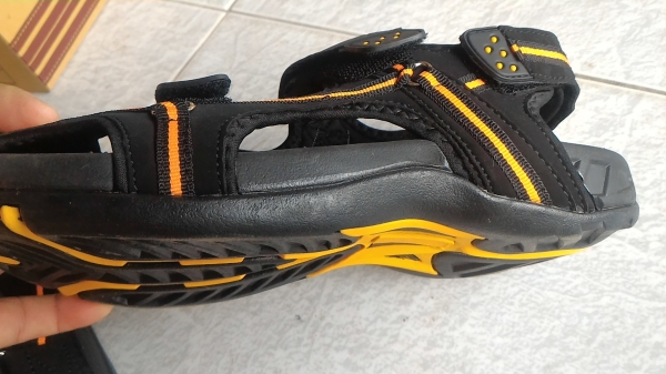 รองเท้าใหม่ใส่สบายๆ ยี่ห้อ PEPSI - COLA ส่วนพื้นและส่วนสวมเท้าหล่อฉีดเข้าด้วยกันทำให้ทน (มี 50 กล่อง)