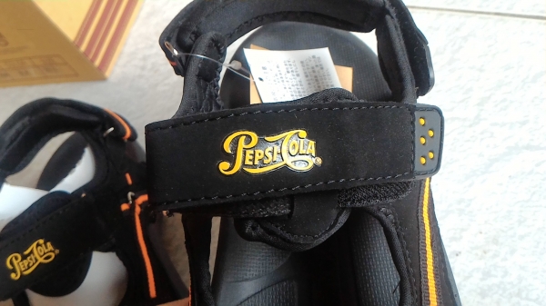 รองเท้าใหม่ใส่สบายๆ ยี่ห้อ PEPSI - COLA ส่วนพื้นและส่วนสวมเท้าหล่อฉีดเข้าด้วยกันทำให้ทน (มี 50 กล่อง)