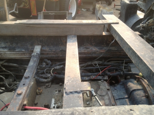 ISUZU Deca 195. 2 เพลาดั้ม คัซซีสวย เครื่องดีมาก เกียร์ฟุลเลอร์ กะบะกว้าง 250 ซม. ยาว 600 ซม.