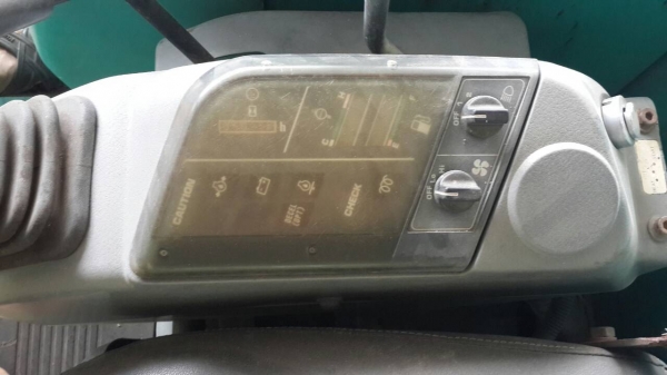 ขายรถ ยี่ห้อ KOMATSU รุ่น PC40 ขายรถ ยี่ห้อ KOMATSU รุ่น PC40