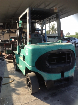 +++ ขายโฟล์คลิฟท์  MITSUBISHI FD40  ขนาด  4  ตัน  เครื่องยนต์ดีเซล  เสา  3  เมตร  ฮิ้งค์โฟล์ค  เกียร์ธรรมดา   งา 1,220  มม.  ยางตัน