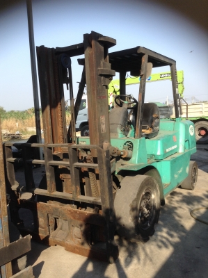 +++ ขายโฟล์คลิฟท์  MITSUBISHI FD40  ขนาด  4  ตัน  เครื่องยนต์ดีเซล  เสา  3  เมตร  ฮิ้งค์โฟล์ค  เกียร์ธรรมดา   งา 1,220  มม.  ยางตัน